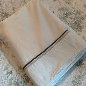Matouk Queen flat sheet